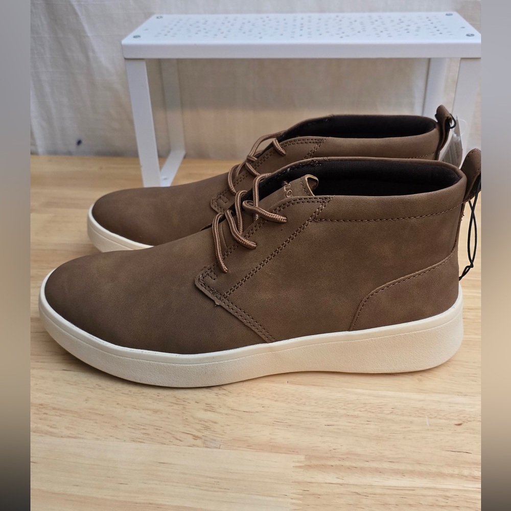 IZOD Men's PALMER Chukka Boots in a classic brown color Men’s 8 New In Box